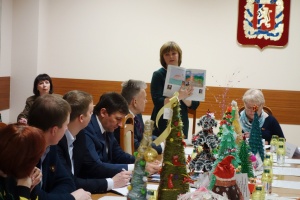 Красноярские депутаты заседают в окружении заповедных снеговиков и елочек
